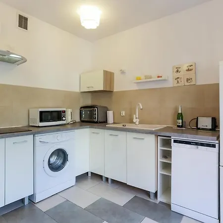 Spacious In Heart Of Oldtown Apartment *